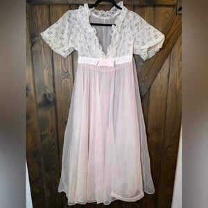 Vintage 60s Radcliffe Lingerie Cream Chiffon Peignoir  Robe Petite